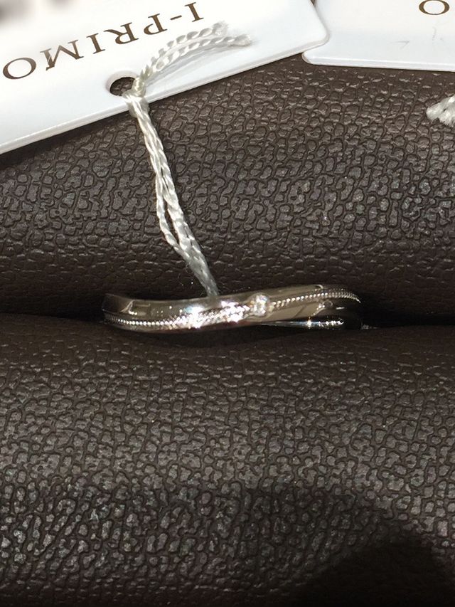 ウェーブを描くようにミル打ちが入っている。男性はダイヤなし。