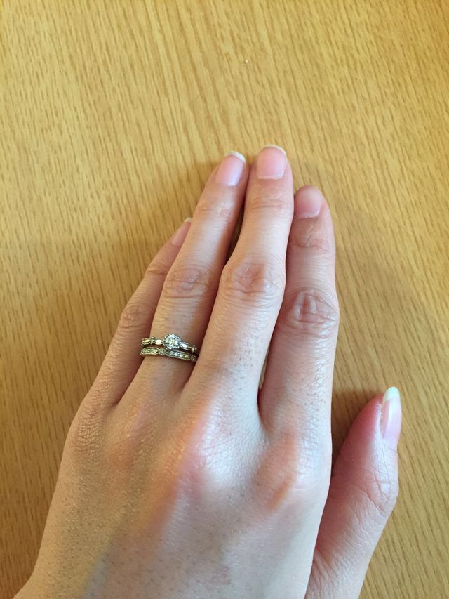 婚約指輪と結婚指輪を重ねてつけた写真