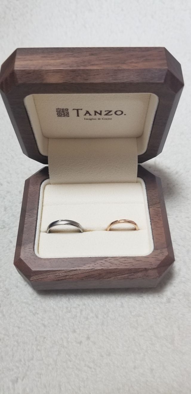 セミオーダーでアクセントに斜めのラインを入れました。