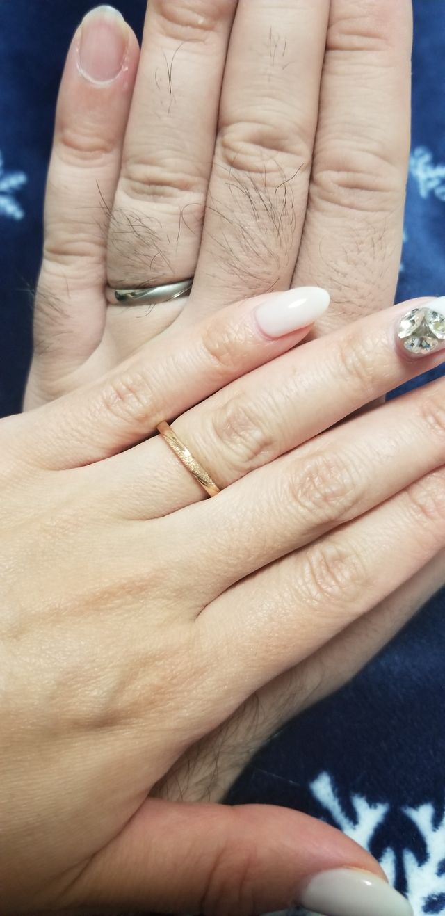妻の結婚指輪と一緒に撮ったものです。