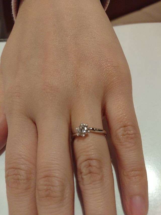 彼女も大満足の婚約指輪です