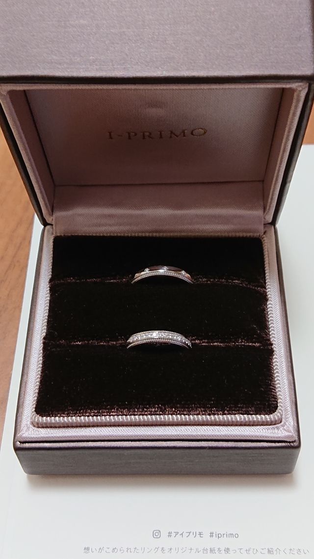 上の方が男性の方でサイズは13で下は女性の方でサイズは5です