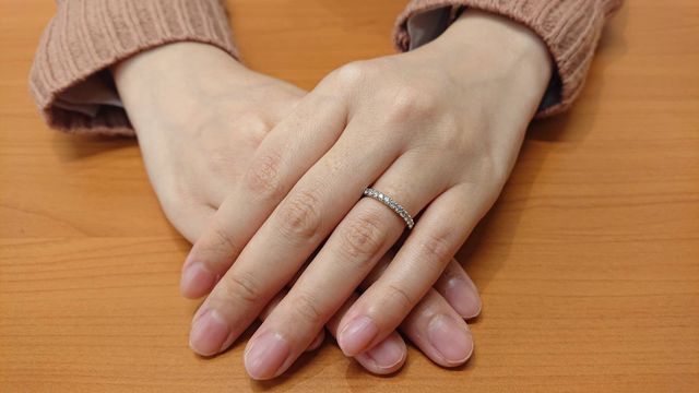 とても素敵な指輪で大満足です。輝きがバツグンです！！