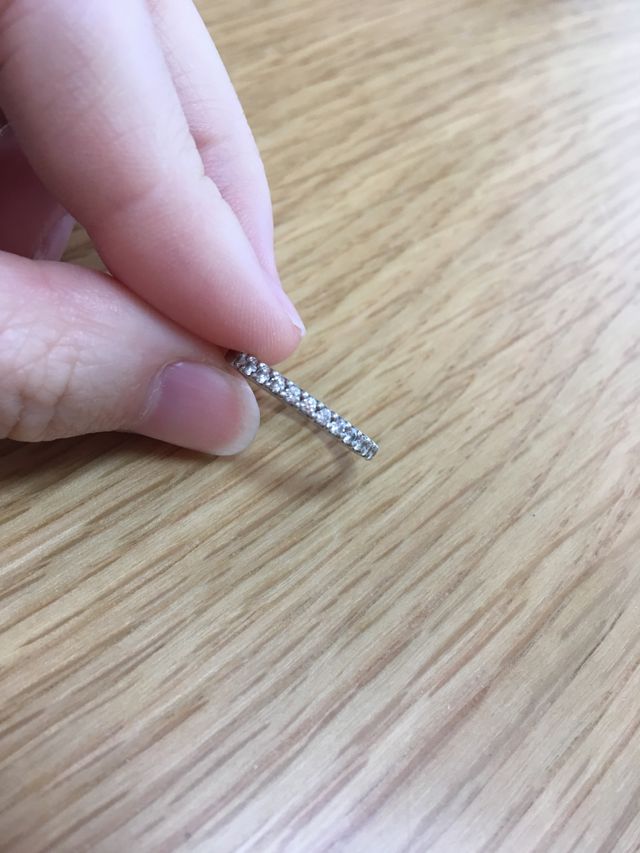 指輪にダイアモンドが敷き詰められている