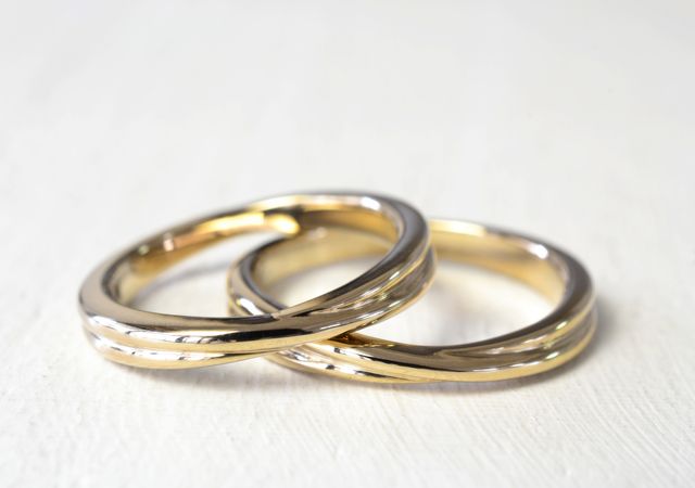 クロスしているようなデザインの指輪です。