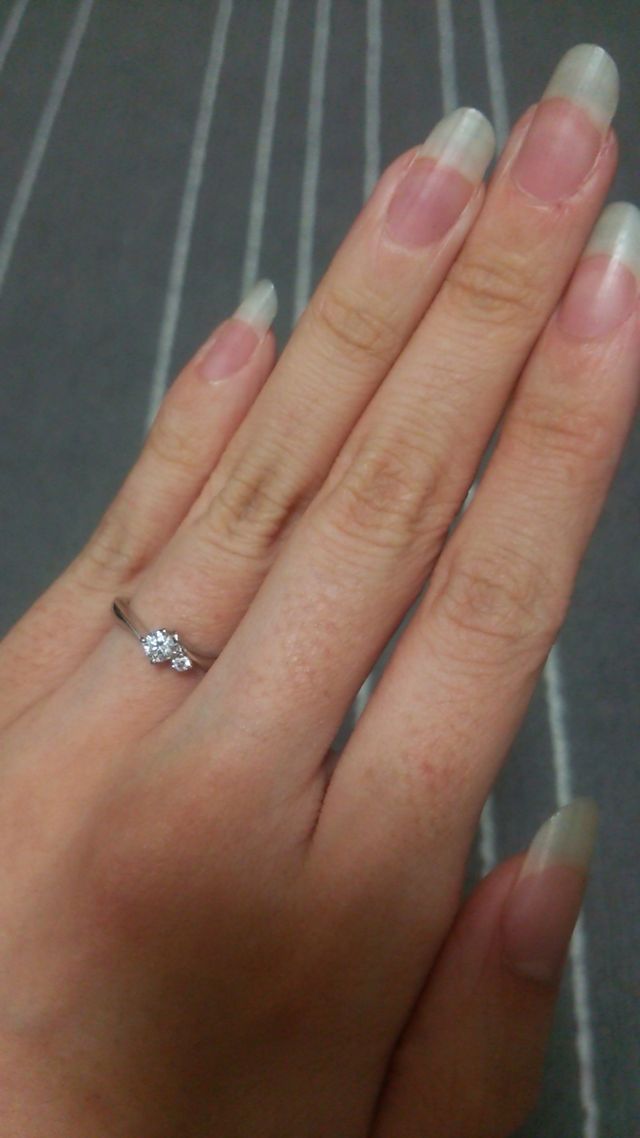 2つ寄り添うダイヤが魅力的