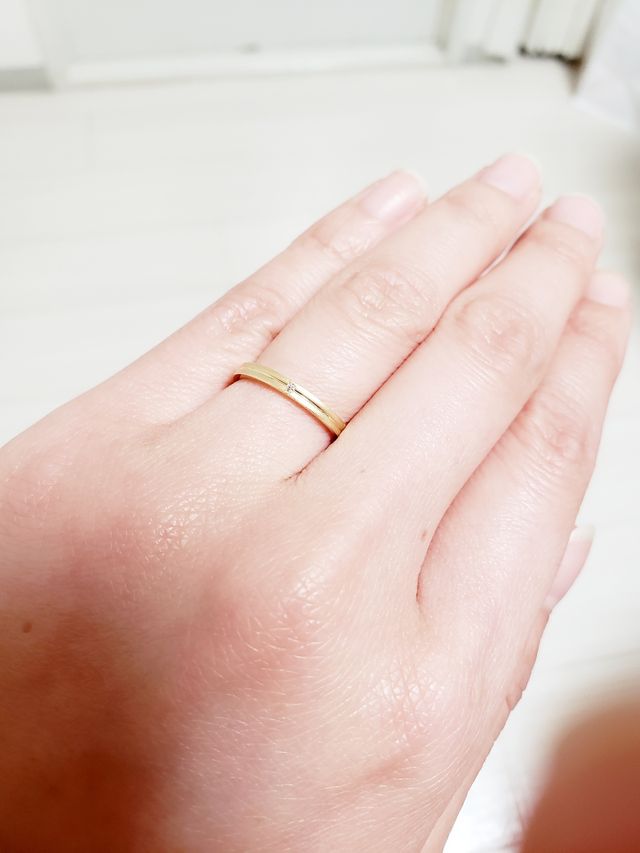 マットゴールド
細身リング
ダイア１つ
真ん中ライン