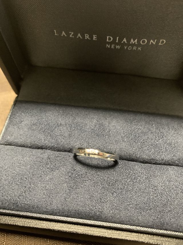 細身の鍛造リングで、中心のダイヤがさりげなく光ります