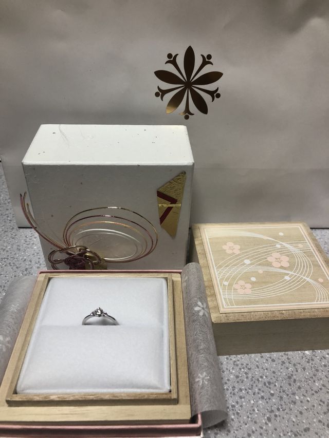 0.3カラットのダイヤと横に2つのピンクサファイヤのリング