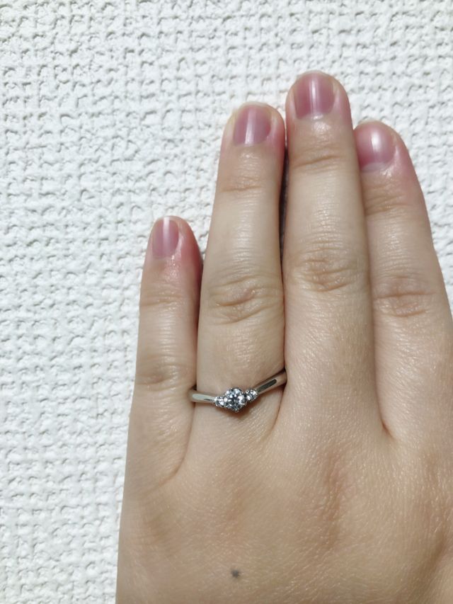 v字のメレダイヤ付き