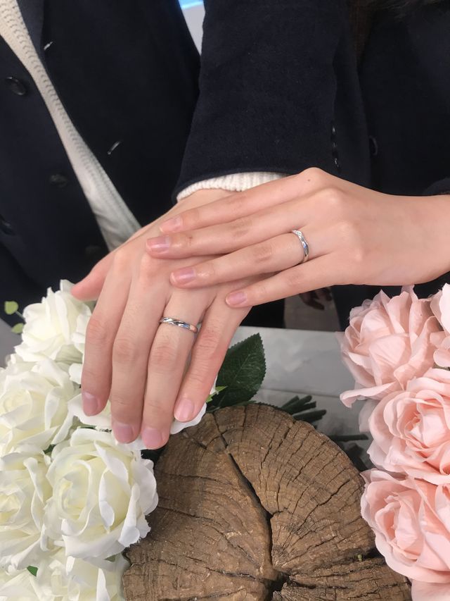 夫婦でお互いに向けて作った、捻りが入った指輪です