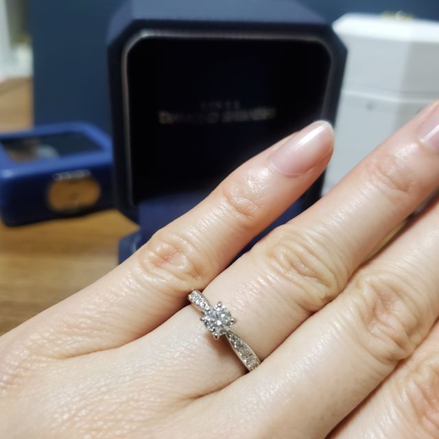 メレダイヤが引き詰められててキラキラで可愛いです