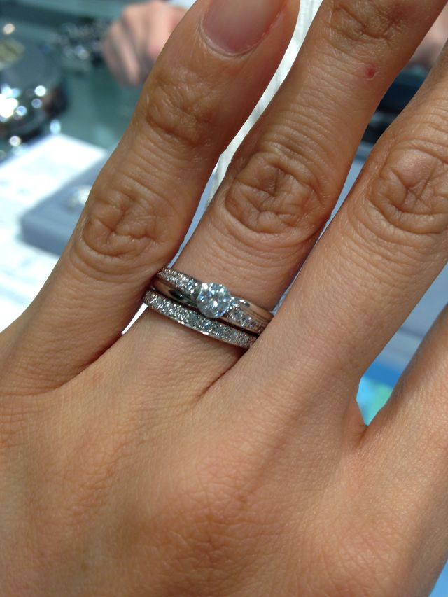 下&rarr;マリッジリング、上&rarr;エンゲージリング