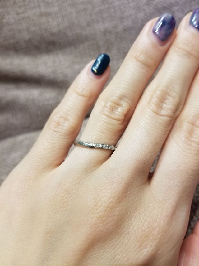 ダイヤが右側なので、他人から見たときは主張が控えめです。