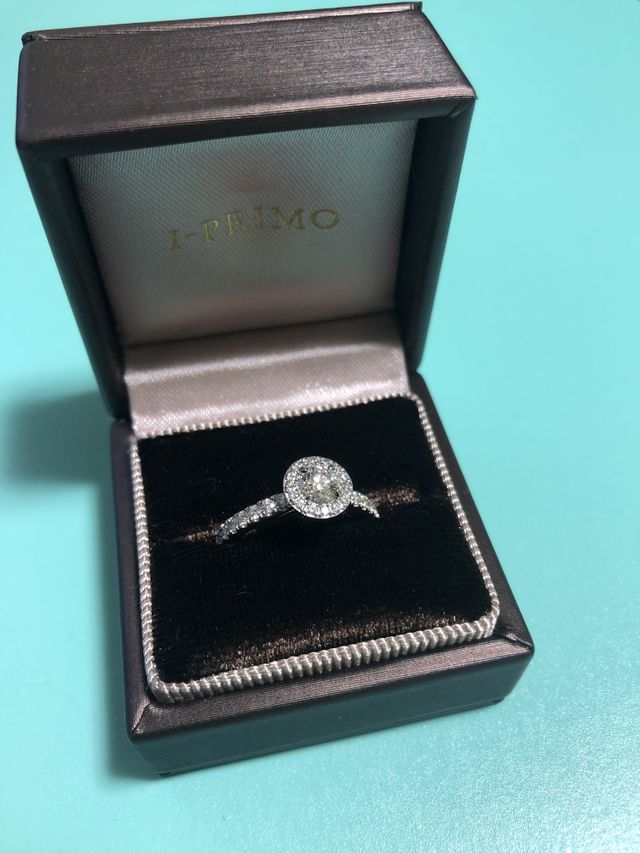 ダイヤの周りやリングにもメレダイヤが付いている豪華な指輪。