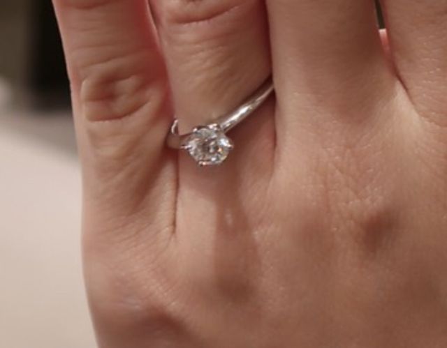 王道のダイヤの指輪で石が大きく見えるのが特徴です