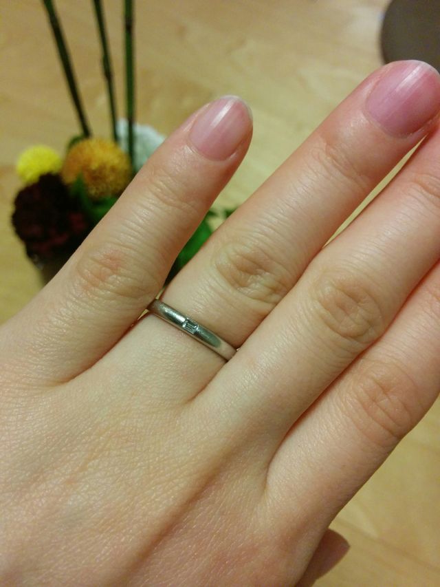 スクエアカットの控えめなダイヤモンドがワンポイント。