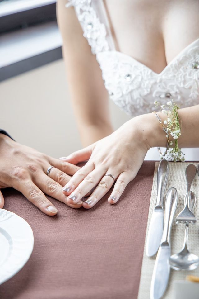 女性用にはダイヤが、内側は2人の名前が刻印されています。