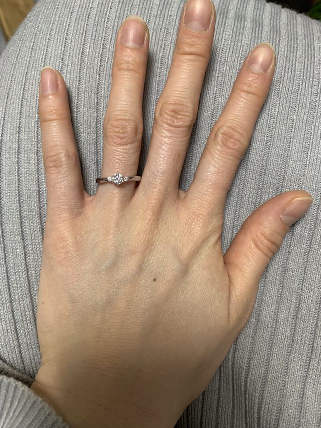 4℃の婚約指輪で、シンプルで可愛くとてもお気に入り。