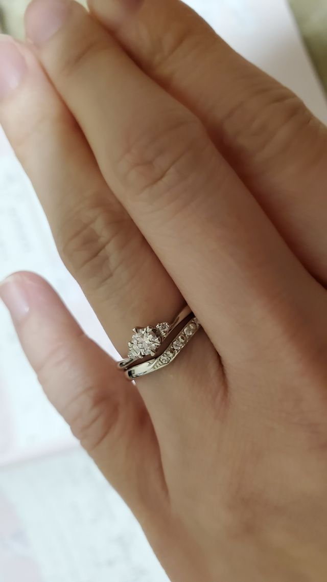 指が短めで間接の目立つ指なので、長く見えるものにしました