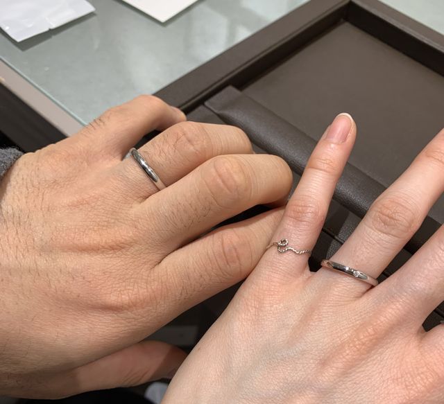 シンプルで王道な指輪です。女性はストレートにダイヤ1石です。