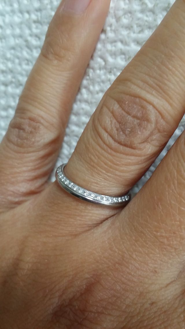 指輪アップ。ダイヤが散りばめられている