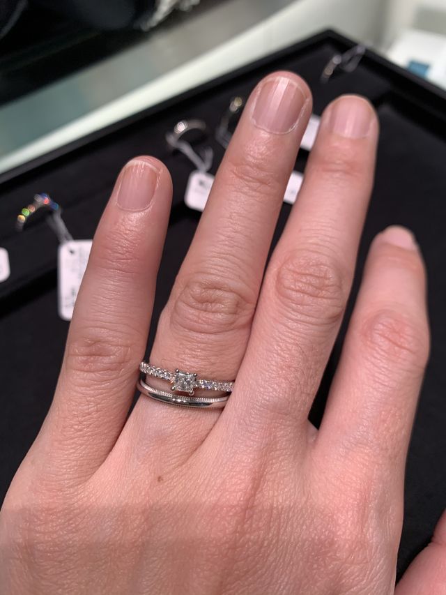 上側の一粒ダイヤ/メレタイプ組み合わせです