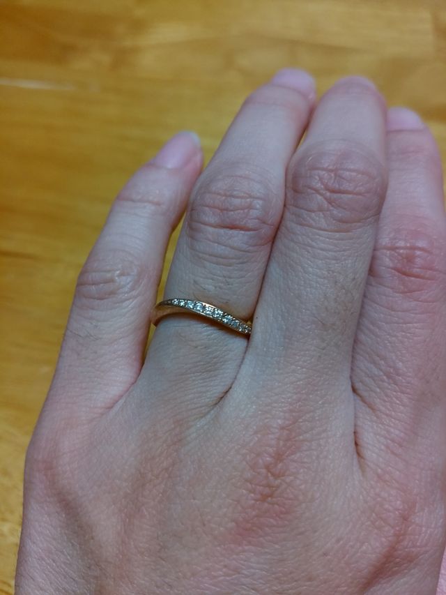 ピンクゴールドでダイヤがついているデザインです。