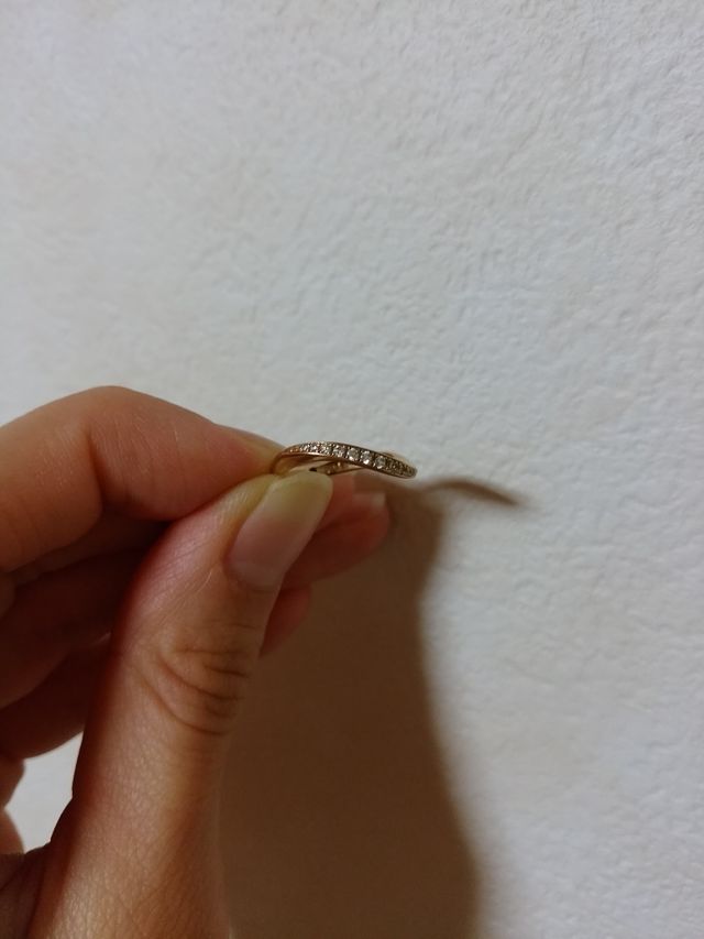 湾曲していて、内側に刻印とストーンがあります。