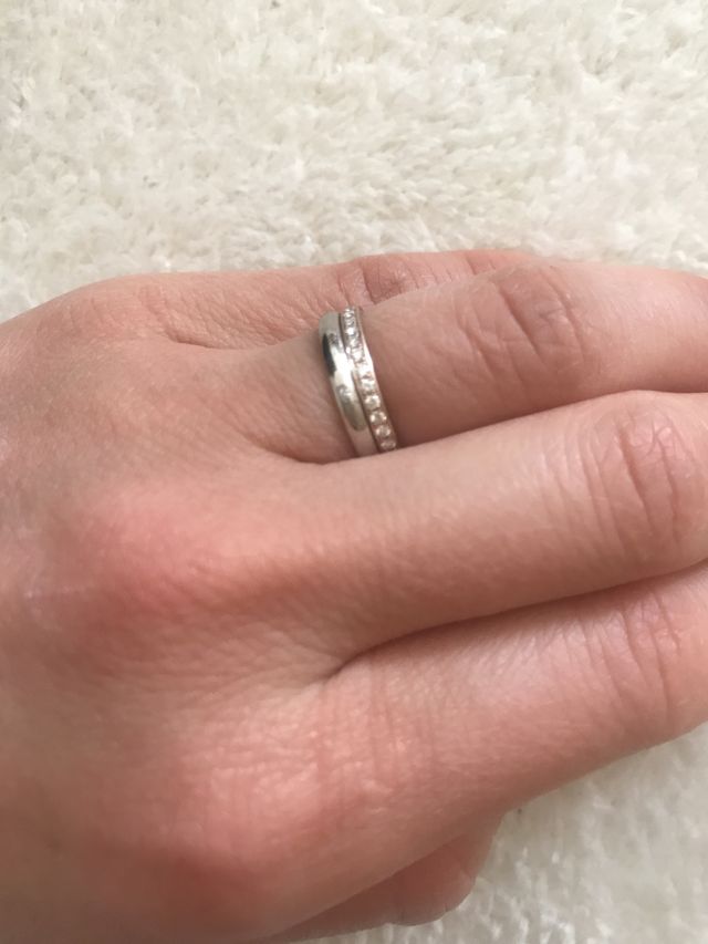 婚約指輪と結婚指輪を重ねつけしています。