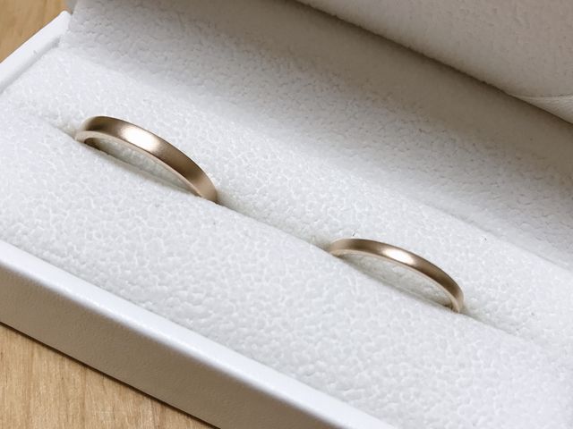 ピンクゴールドツヤ消し
男性は少し太め
女性は1番細いタイプ