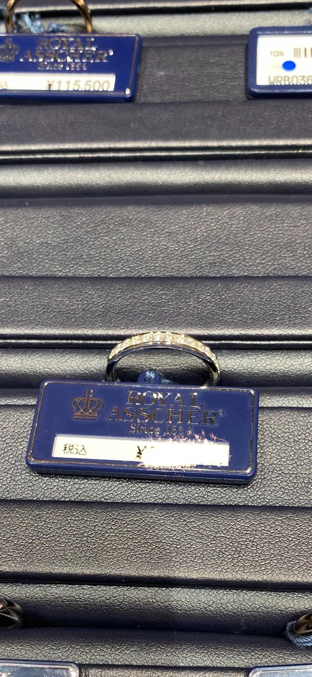 0.33キャラットのレール留めのハーフエタニティーです。