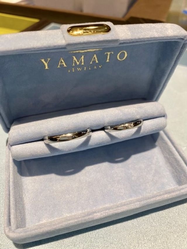 右側のダイヤが一つ入ったデザインにしました