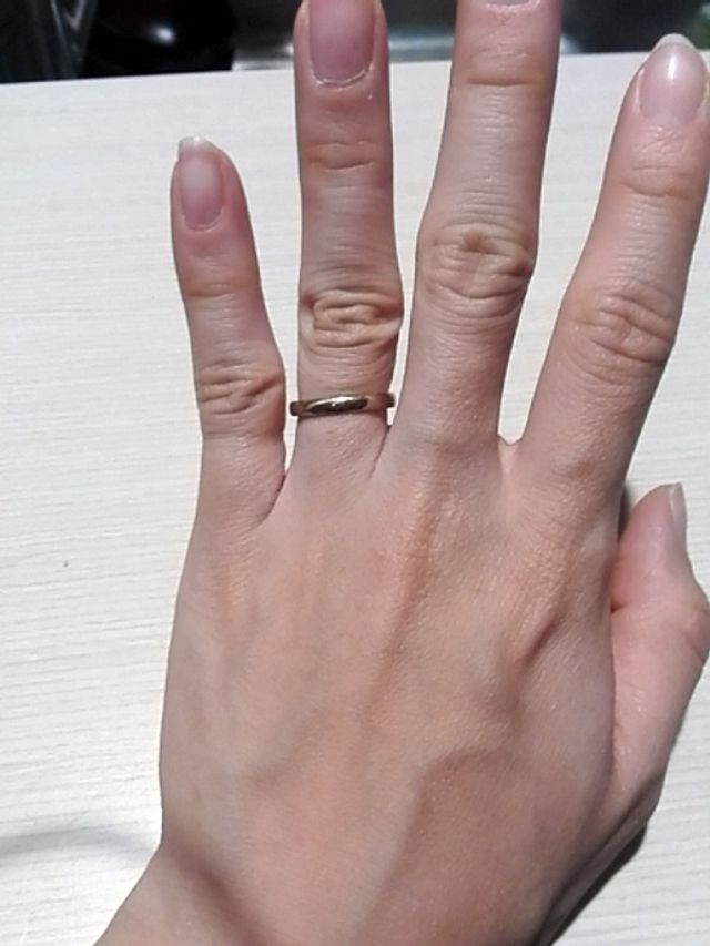 はめている所です。カラーはハニーレモンです。