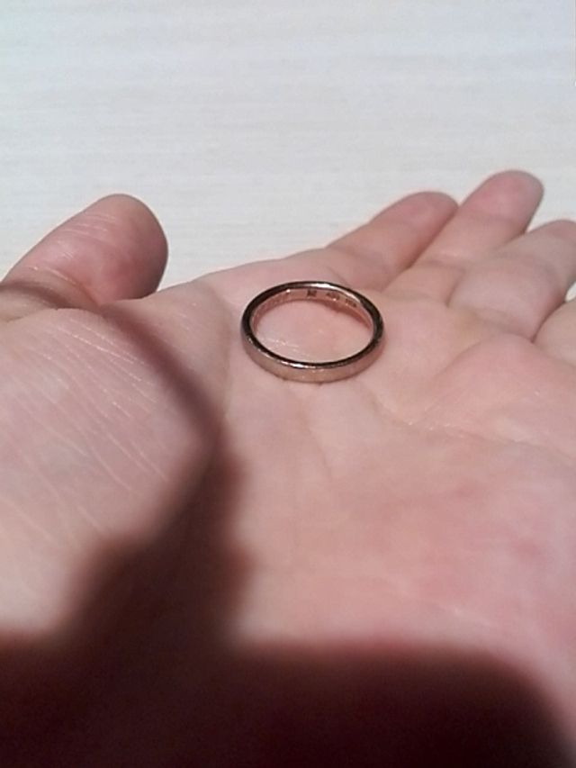 内側に誕生石をサービスでいれてもらいました。