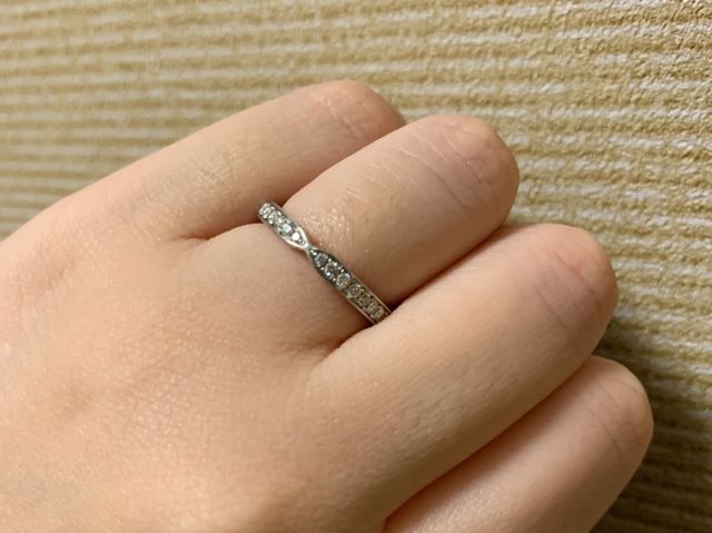 普段の照明下はキラキラしすぎず、落ち着いた輝きです。