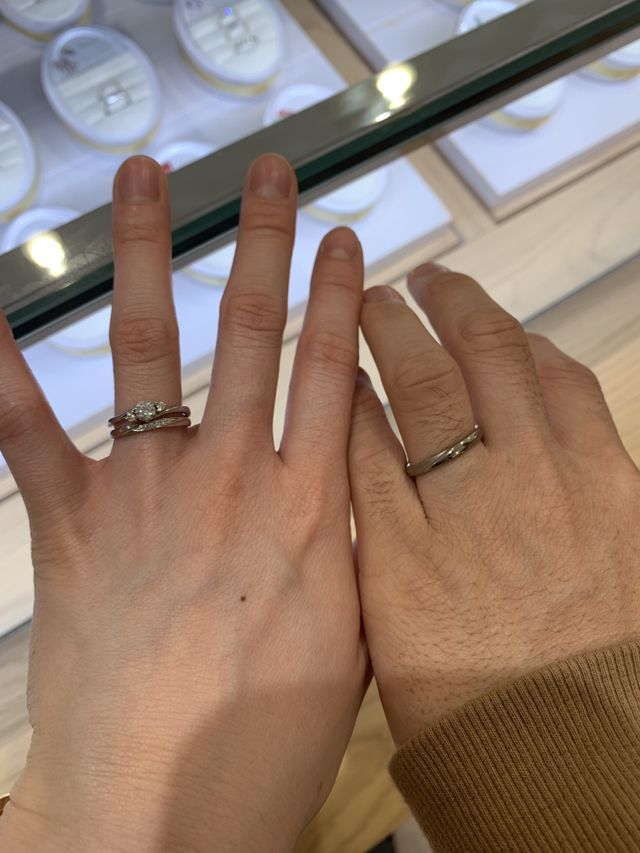 男性の方は少しマット加工も施されていてお洒落です。