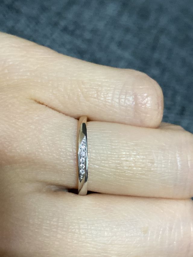 ピンクゴールドとプラチナを
使用したデザインです。