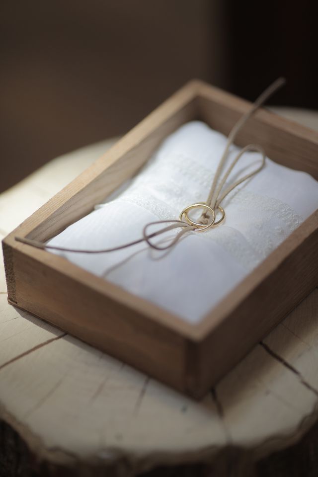 ゴールドに小さなダイヤがたまにきらりと光るのが可愛いです。