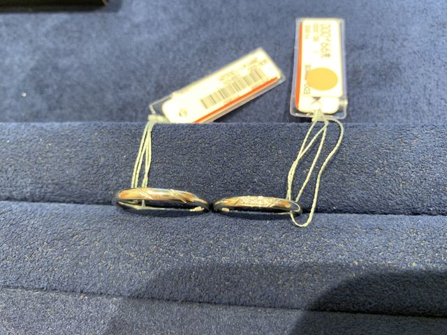 シンプルですが二つ指輪を合わせると、矢のデザインになります。