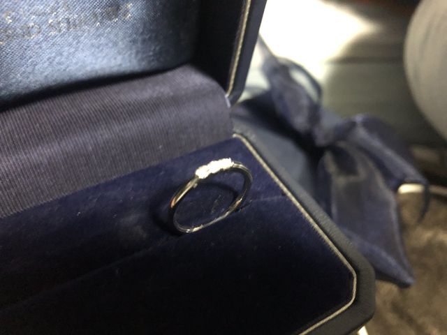 小さなダイヤが三つついてますわ、