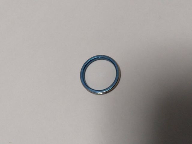 上からの指輪写真指輪の上、内側、下を青色にしています