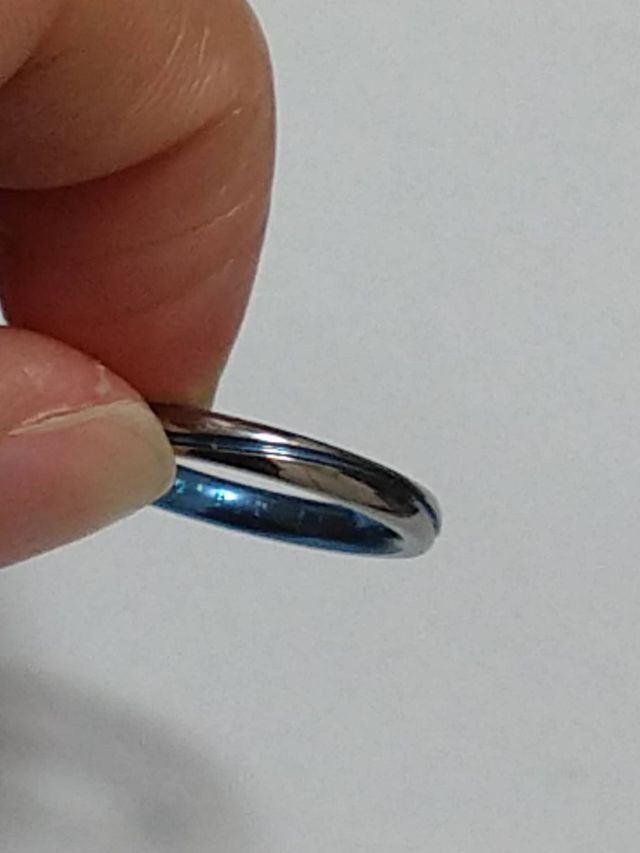 表面は銀色で、波形模様の部分だけ青色です