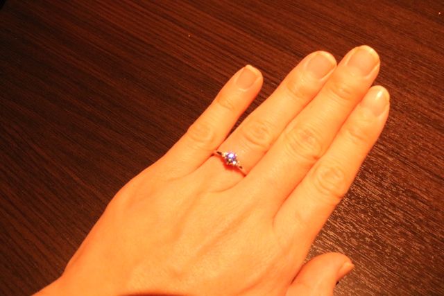 横から見ると美女と野獣デザインの素敵なリングです。