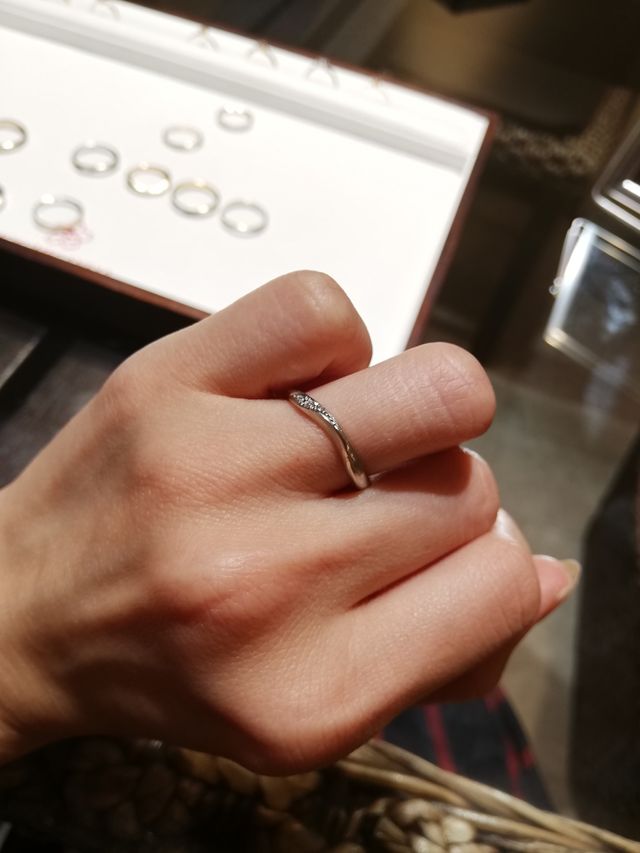 写真ではわかりづらいが木目のようなデザインが施されています