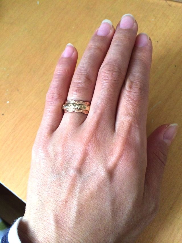 ハワイアンリング指にはめると