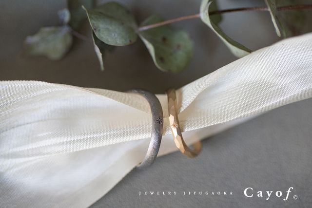 内側に婚約記念日の刻印とダイヤを埋め込んでます。