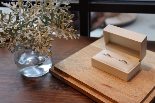 指輪と初対面の時を、持参の一眼カメラで撮影しました。