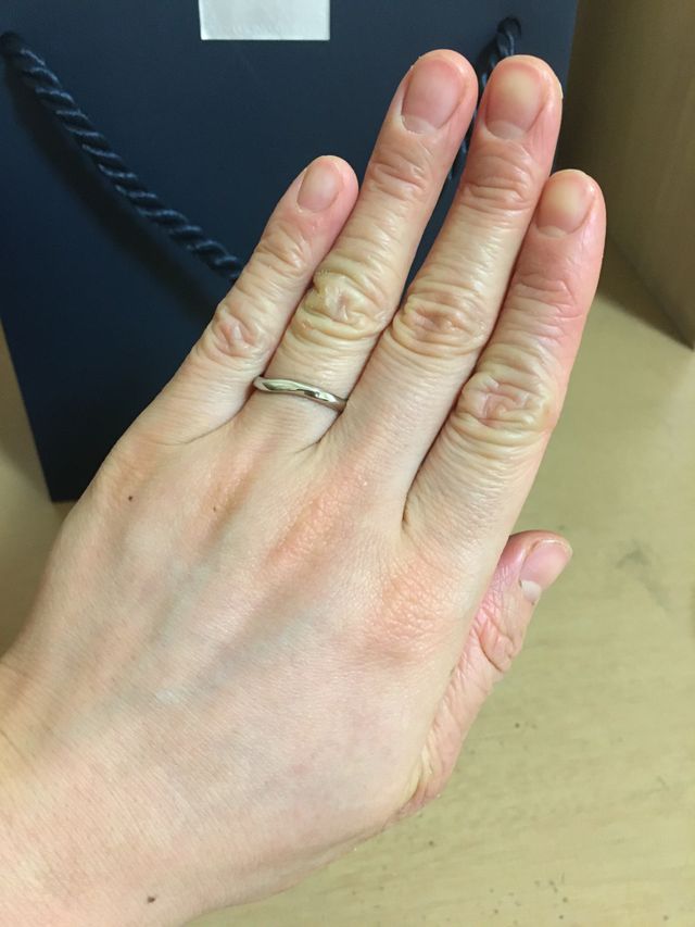 指にはめた時の写真です。