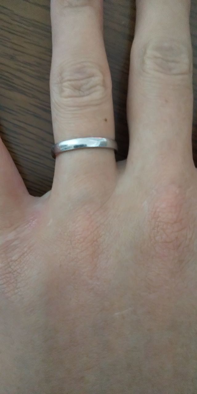 角がある平たいタイプの指輪です